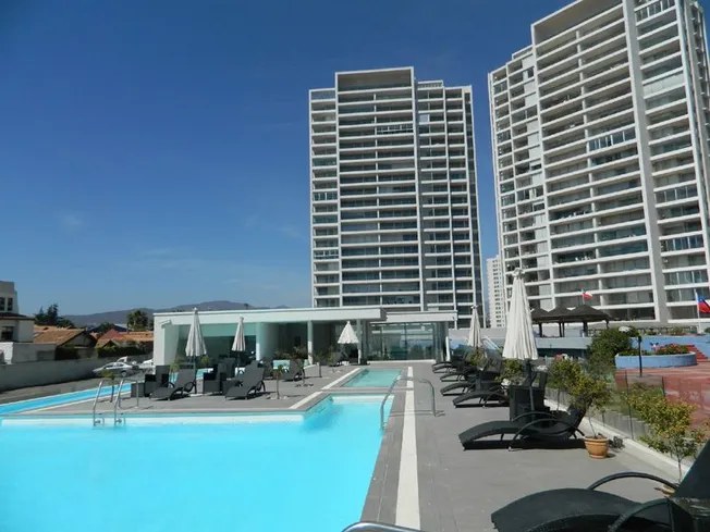 Edificio con piscina y espacios comunes para estadías corporativas